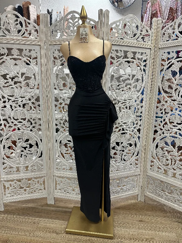 Mermaid - Style Women Dress with a Fitted Silhouette for Special OccasionsGlitter Lined Black Gown- Stretchy