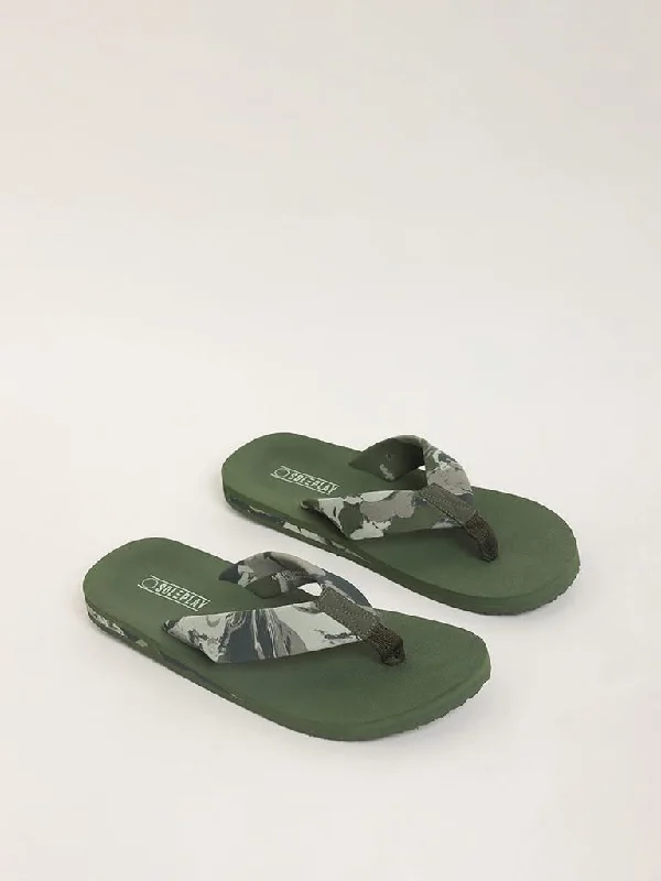 Printed Floral Women Shorts for a Summer - Ready StyleSOLEPLAY Green Camo Print Flip-Flop Printed Floral Women Shorts for a Summer - Ready StyleSOLEPLAY Green Camo Print Flip-Flop